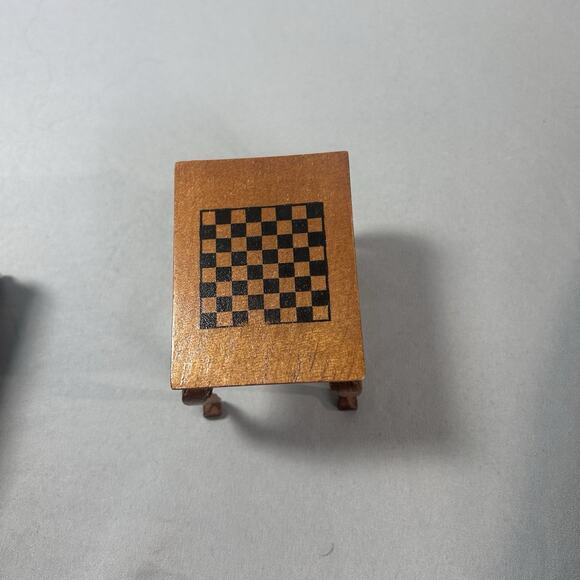 Dollhouse furniture Checkered top side table - Picture 3 of 4